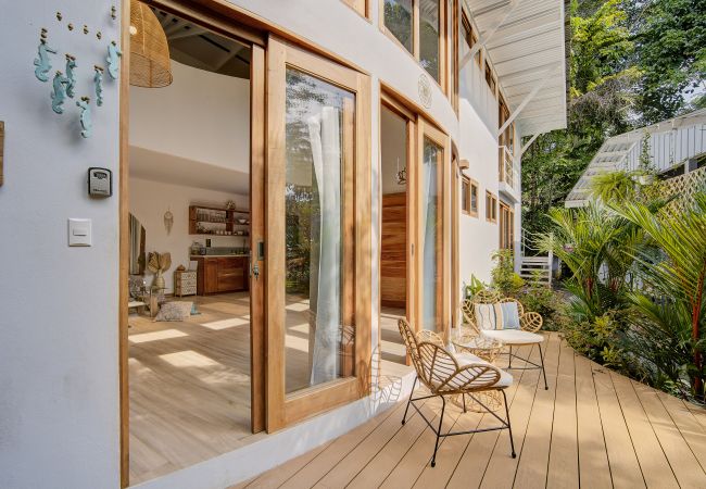 Estudio en Playa Chiquita - Mermaid Temple Yoga Studio Estudio en Playa Chiquita - Mermaid Temple Yoga Studio