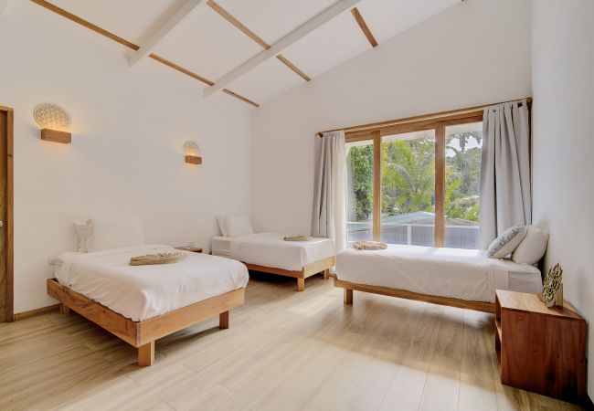 Villa en Playa Chiquita - Mermaid Yoga Temple + Studio Apartments Villa en Playa Chiquita - Mermaid Yoga Temple + Studio Apartments