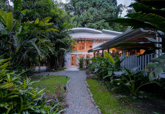 Villa en Playa Chiquita - Mermaid Yoga Temple + Studio Apartments Villa en Playa Chiquita - Mermaid Yoga Temple + Studio Apartments